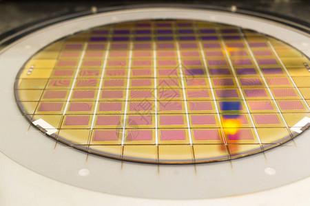 位于卡盘上带有微芯片的硅晶片用于制造集成电路的电子产品带眩光背景
